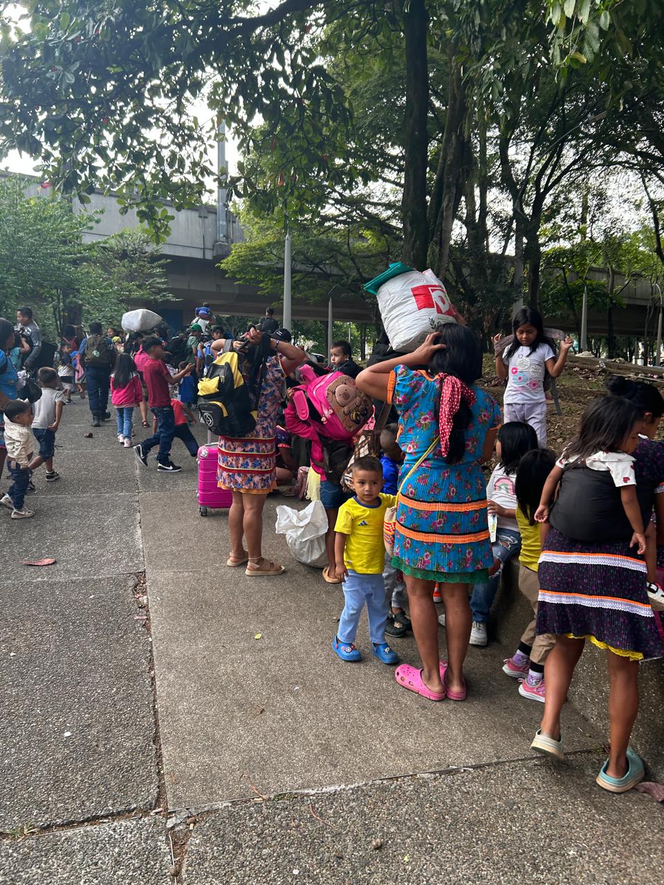Familias indígenas desplazadas de Chocó en Medellín. Foto: Cortesía.