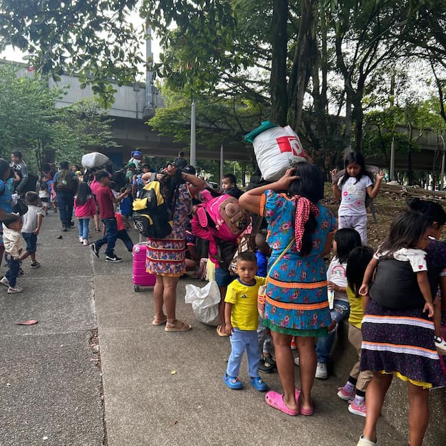 Familias indígenas desplazadas de Chocó en Medellín. Foto: Cortesía.
