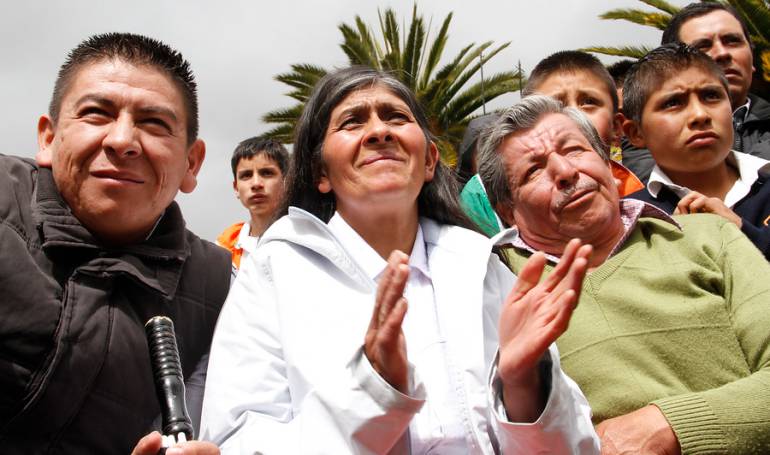 Los padres de Nairo Quintana viendo una carrera del colombiano en 2013.