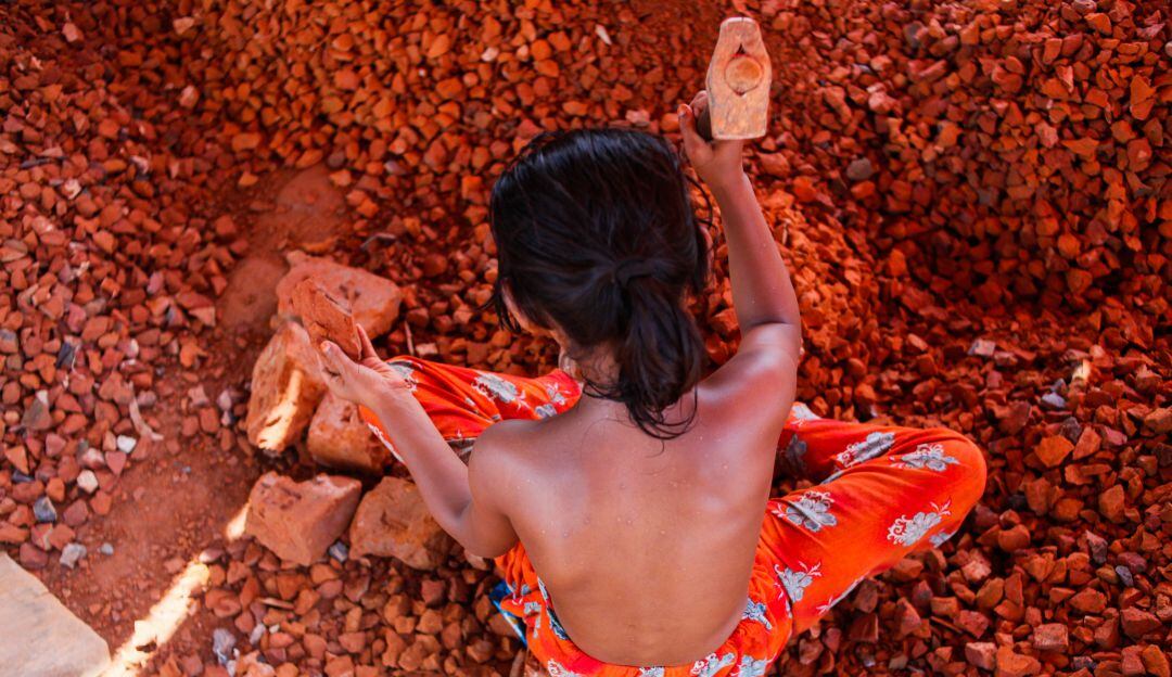 Niño de Bangladesh trabajando en Dhaka en 2017.