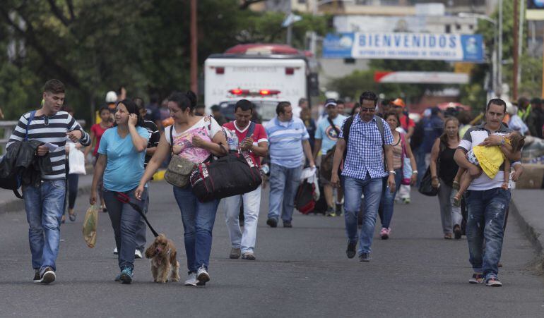 Cúcuta. Con el sexto día del cierre fronterizo continua el éxodo masivo de Colombianos por temor a no tener garantías de vivir en Venezuela. Los habitantes del sector La Invasión pasan tratando de rescatar sus pocas pertenencias.
