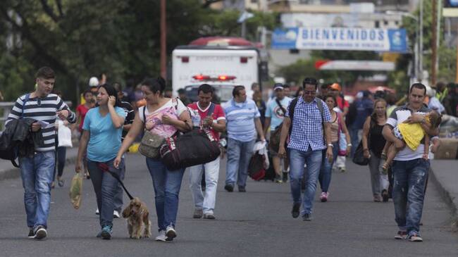 Cúcuta. Con el sexto día del cierre fronterizo continua el éxodo masivo de Colombianos por temor a no tener garantías de vivir en Venezuela. Los habitantes del sector La Invasión pasan tratando de rescatar sus pocas pertenencias.