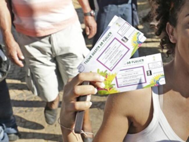 Brasileños honestos devuelven boletas del Mundial que hallaron en la calle