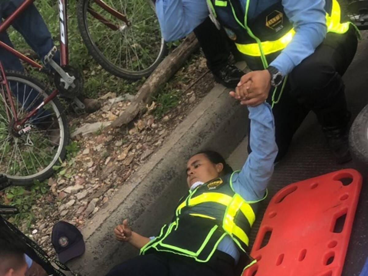 Agente de tránsito de Cartagena fue atropellada por motociclista durante operativo
