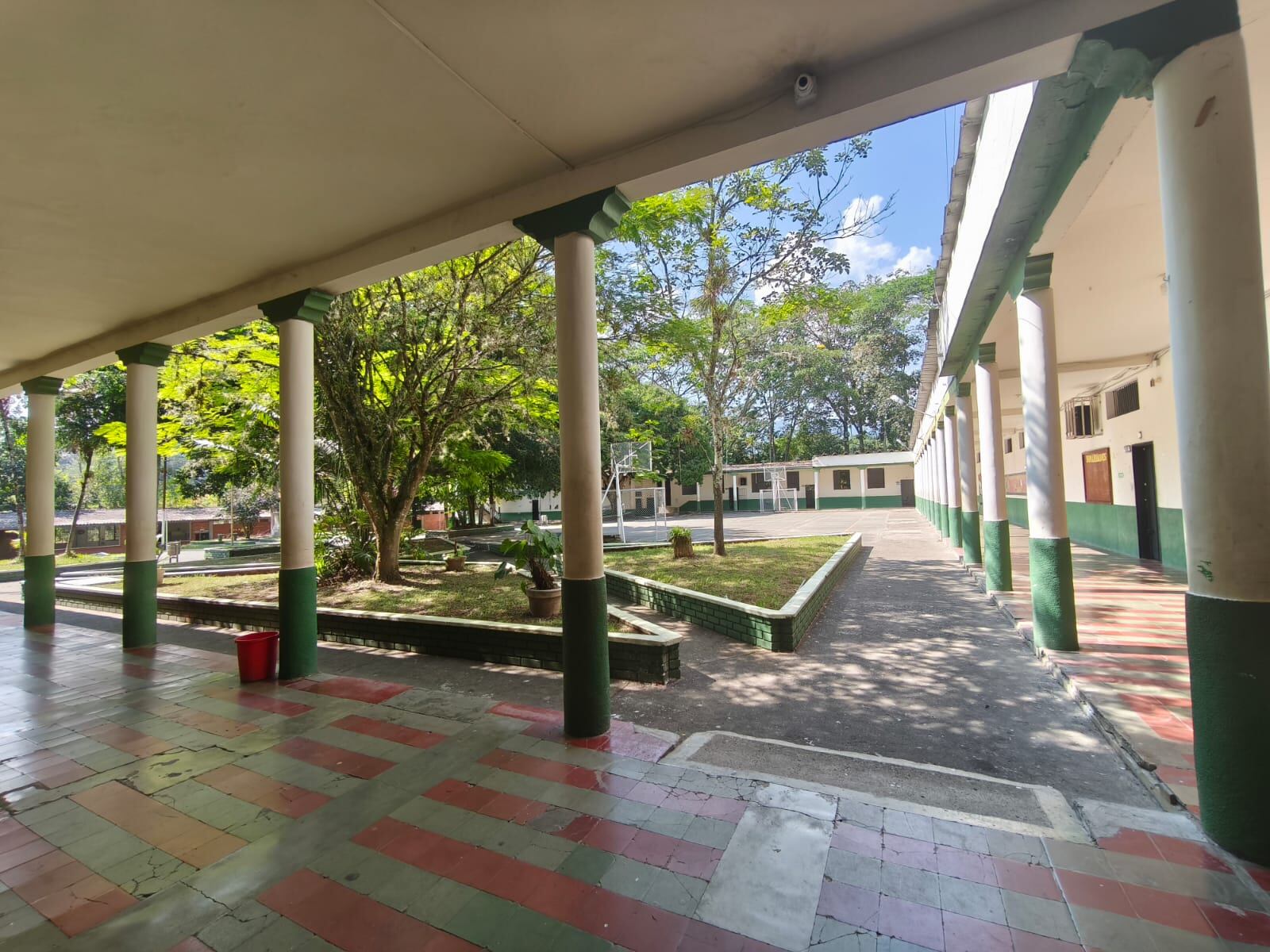 Pasillos de la Institución Educativa Nazario Restrepo en Viterbo, Caldas. Foto suministrada.