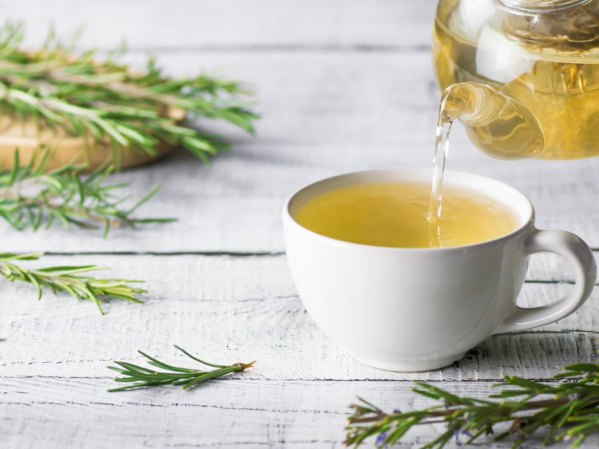 ¿Qué beneficios tiene el té de canela con romero? Ayuda a aliviar malestar común de muchos