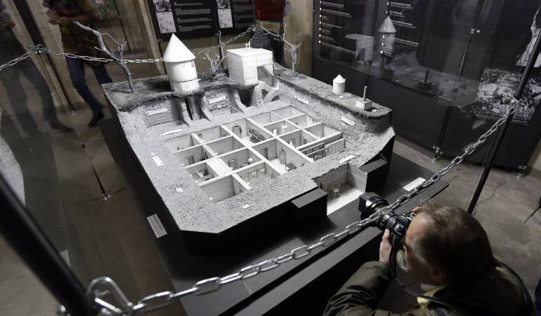 Un fotógrafo toma una foto de la maqueta de una réplica del búnker de Adolfo Hitler.