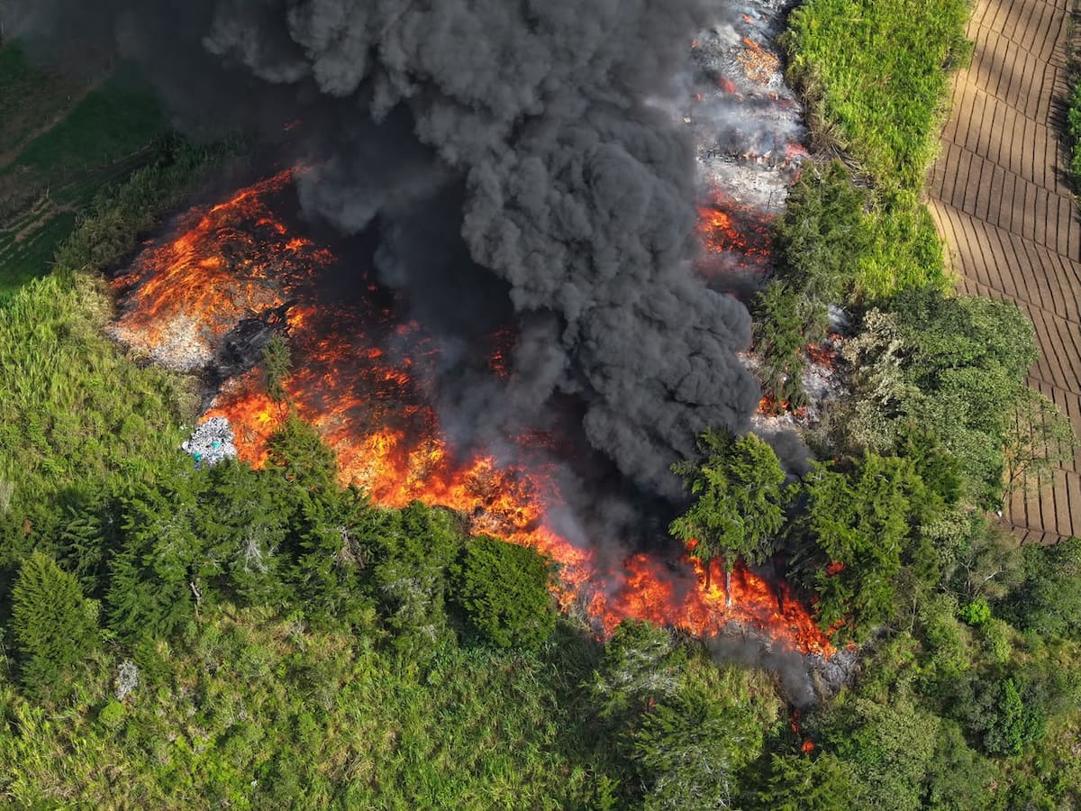 Un voraz incendio consume una bodega de reciclaje en la vereda La Laja de Rionegro, Antioquia