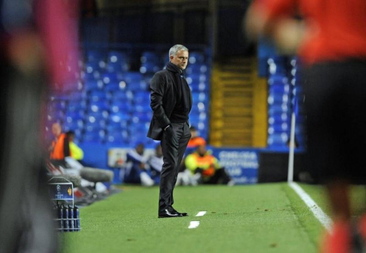 Mourinho serio en la derrota de su equipo ante Basilea.