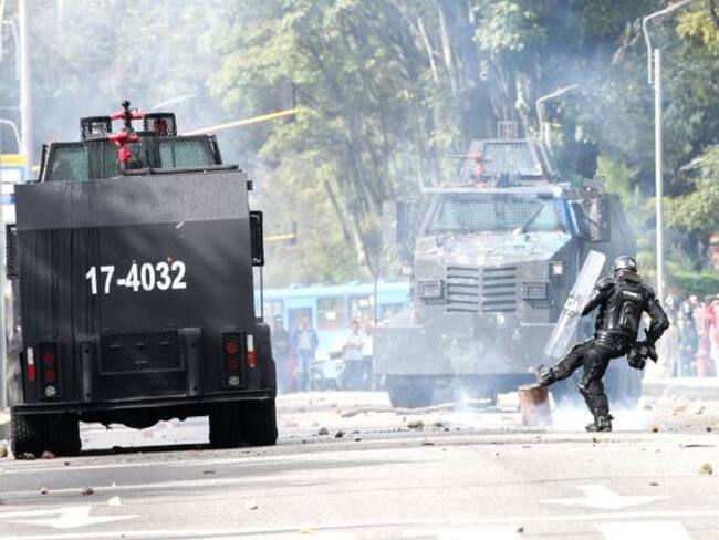 Encapuchados destruyen y queman alumbrado navideño en Cali