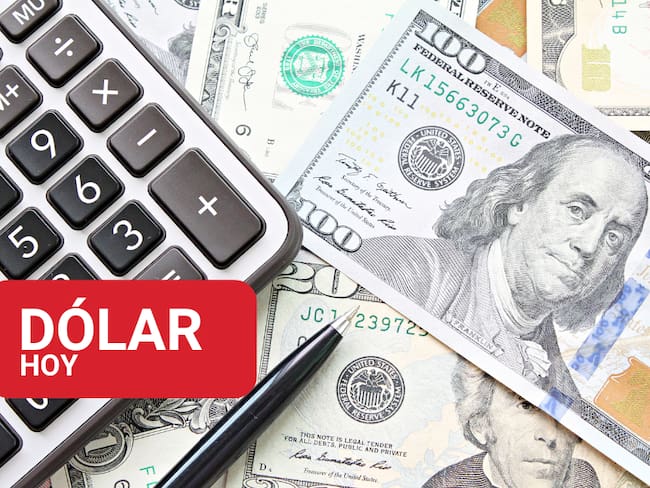 Billetes de dólares estadounidenses y al lado una calculadora (Foto vía Getty Images)