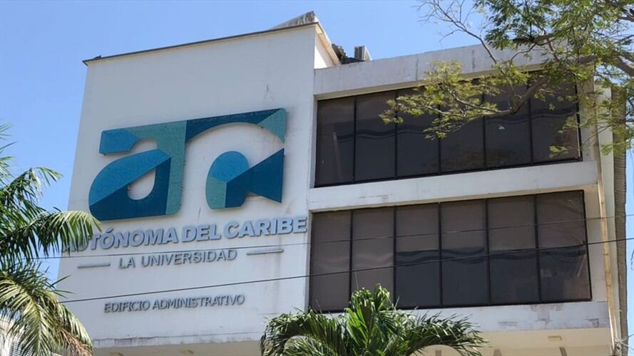 Los alumnos afectados por la crisis financiera de la Universidad Autónoma del Caribe buscan que sean escuchadas sus peticiones. Foto: W Radio