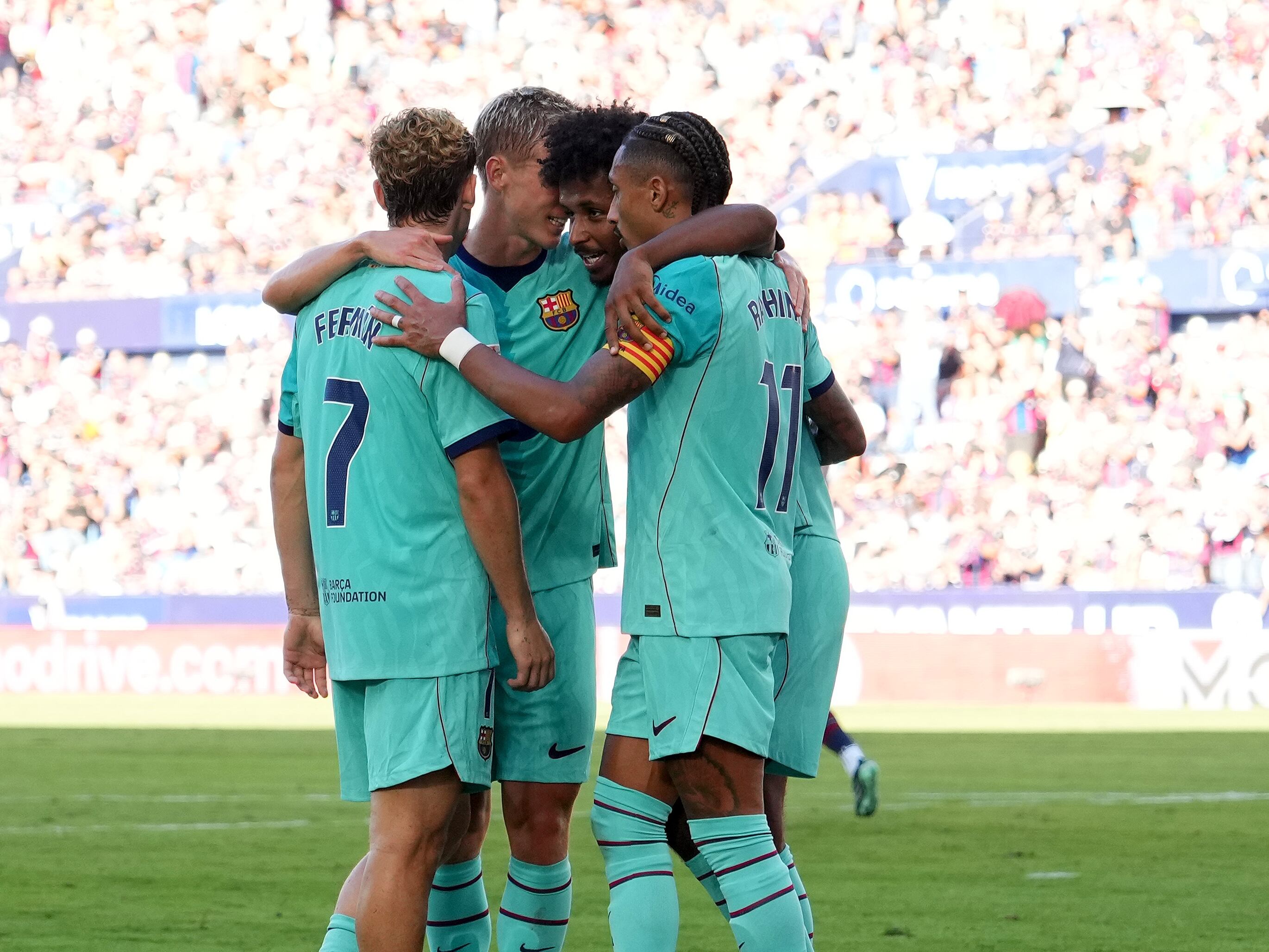 Los jugadores del Barcelona festejan uno de sus cuatro goles ante el Levante. (Photo by Alex Caparros/Getty Images)