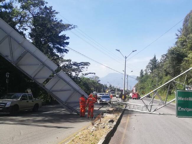 Una buseta escolar se estrelló en Las Palmas y ocasionó un trancón