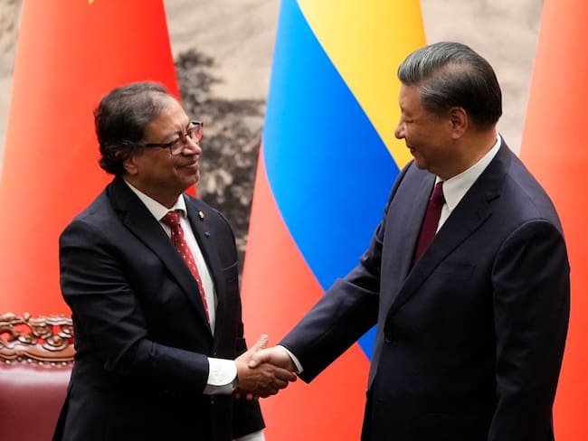 Gustavo Petro y Xi Jinping, presidentes de Colombia y China, respectivamente. (Foto: Ken Ishii / POOL / AFP vía Getty Images).