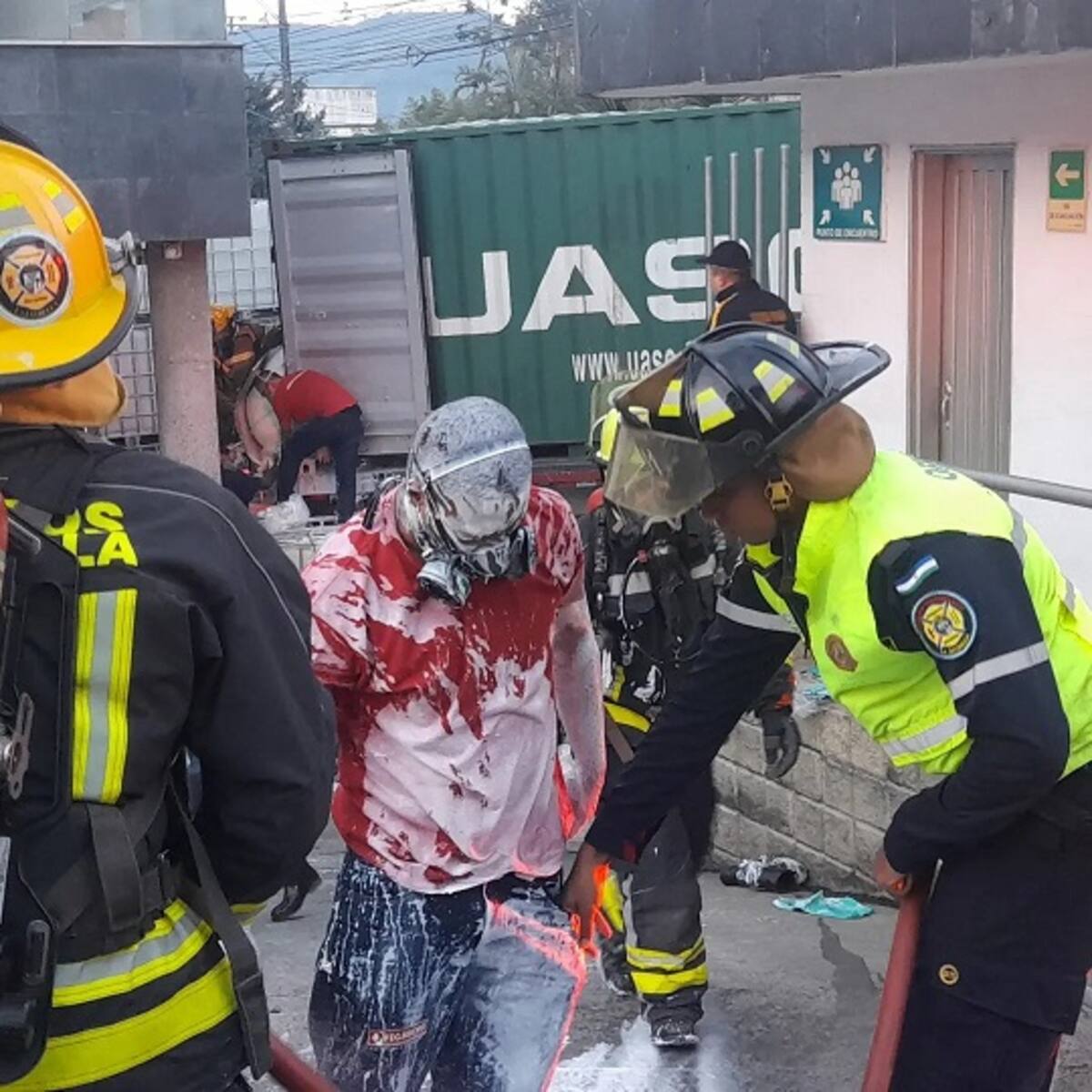 Por derrame de químicos en una empresa, dos trabajadores fueron llevados al hospital