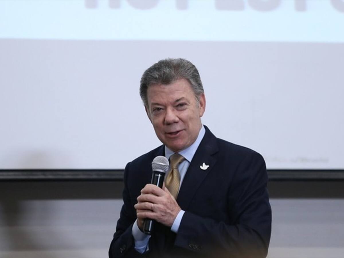 Santos pide a La U rechazar el extremismo y mantenerse en el centro