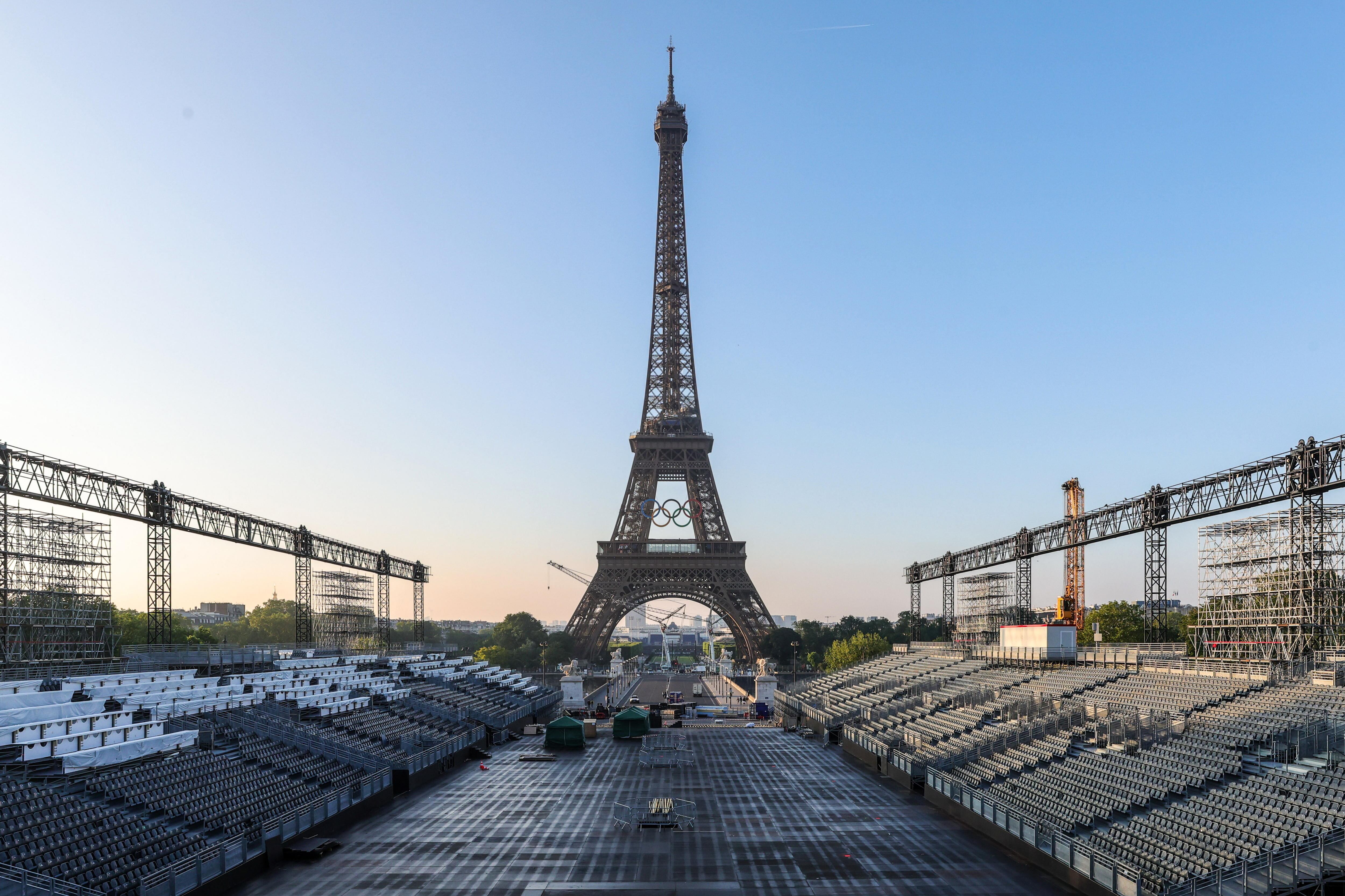 Los anillos olímpicos son instalados en la Torre Eiffel EFE/ Teresa Suarez