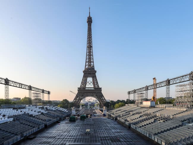 Los anillos olímpicos son instalados en la Torre Eiffel  EFE/ Teresa Suarez