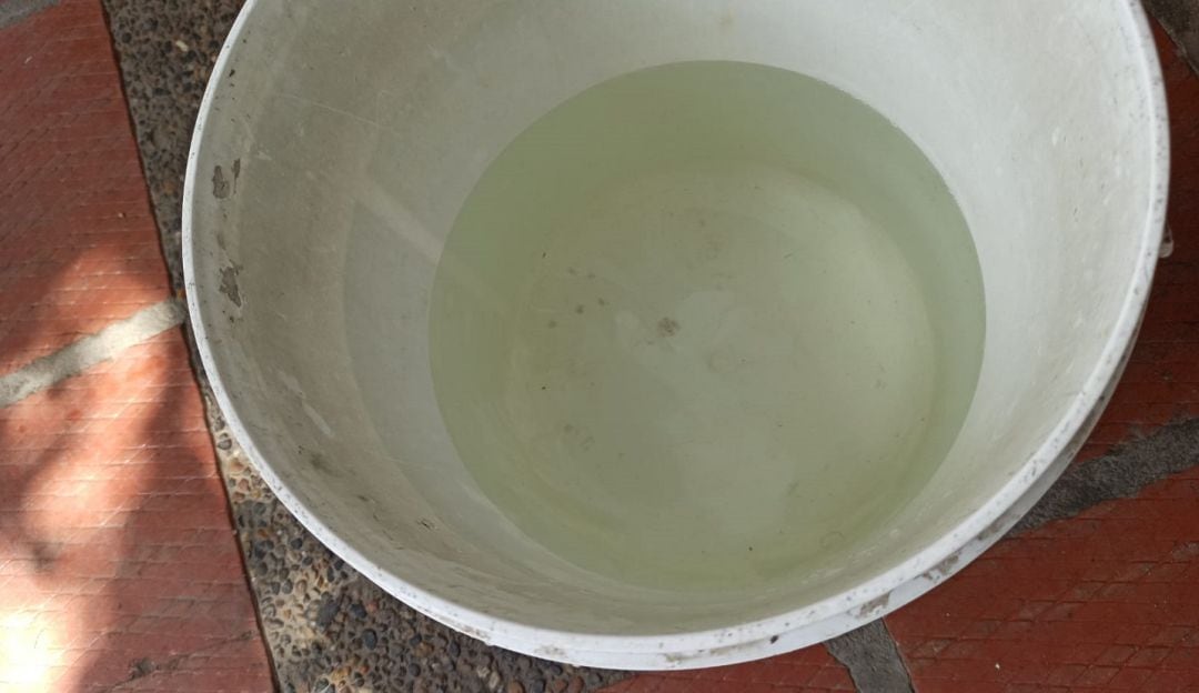 El agua en la ciudad presenta variaciones en el color