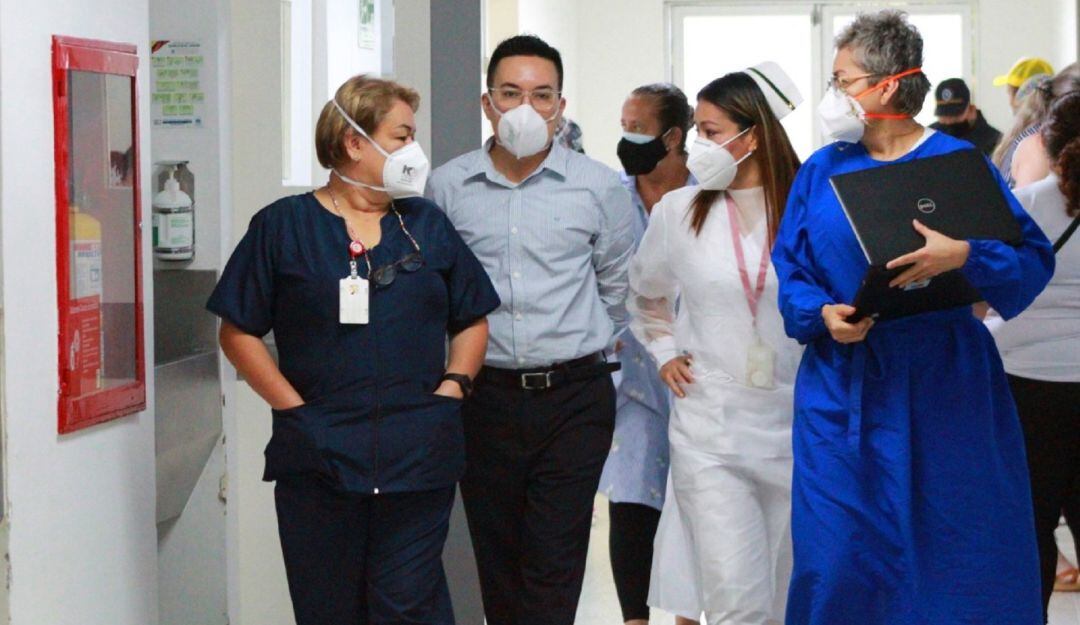 El gerente del hospital Luis González junto al equipo de trabajo. 
