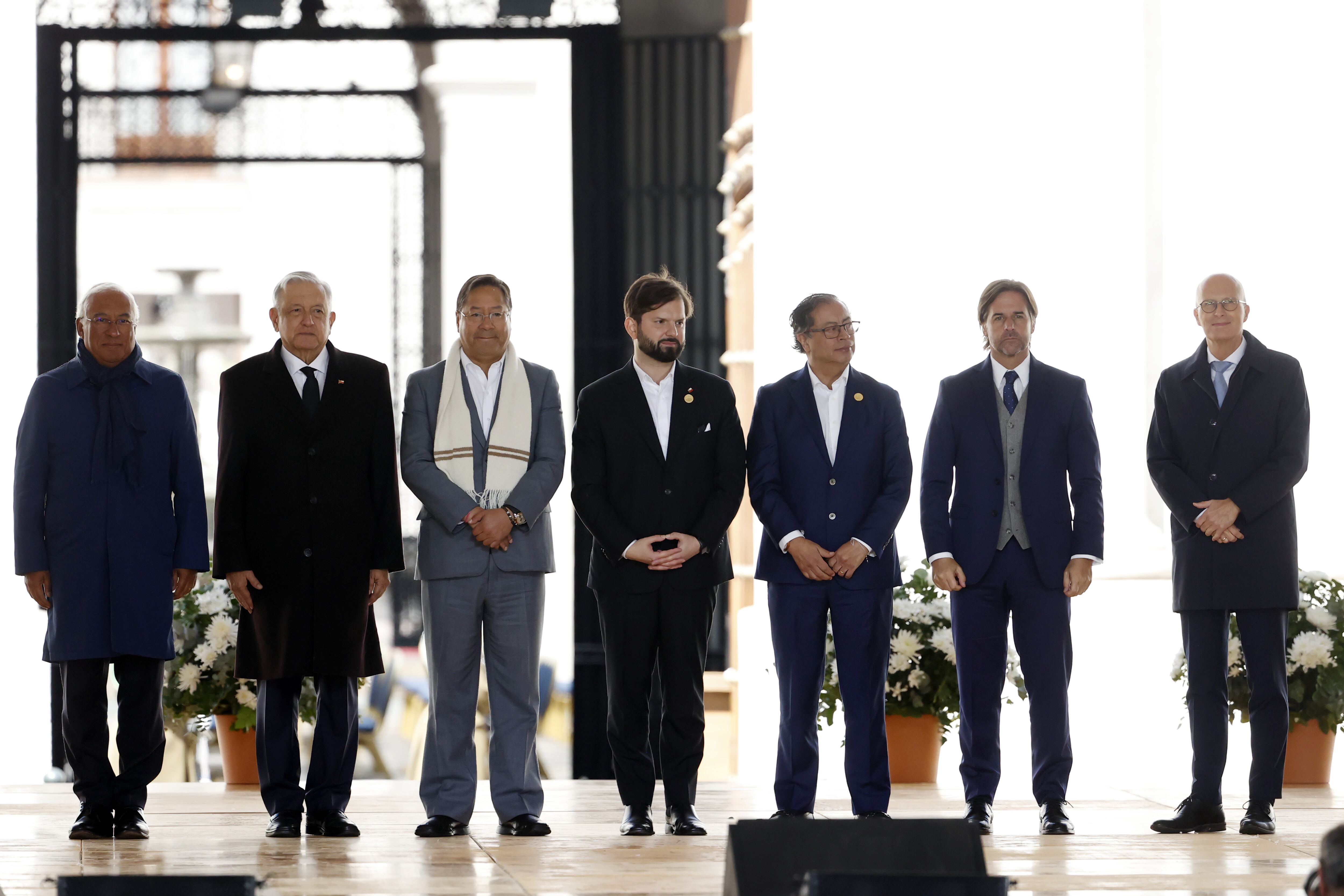CH0. SANTIAGO (CHILE), 11/09/2023.- (i-d) Antonio Costa, primer ministro de Portugal; Andrés Manuel López Obrador, presidente de México; Luis Arce, presidente de Bolivia; Gabriel Boric, presidente de Chile; Gustavo Petro, presidente de Colombia; Luis Lacalle Pou, presidente de Uruguay; y Peter Tschentscher, presidente del Consejo Federal Alemán, posan hoy durante el acto ciudadano en conmemoración de los 50 años del golpe de Estado contra el Gobierno democrático de Salvador Allende, en el Palacio de La Moneda en Santiago (Chile). EFE/ Elvis González