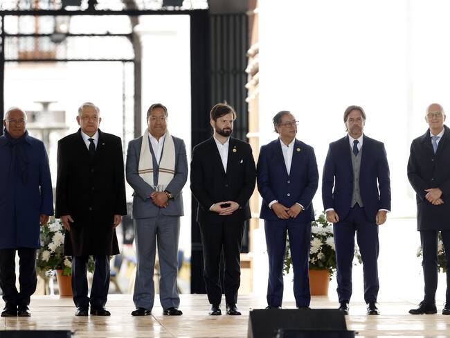 CH0. SANTIAGO (CHILE), 11/09/2023.- (i-d) Antonio Costa, primer ministro de Portugal; Andrés Manuel López Obrador, presidente de México; Luis Arce, presidente de Bolivia; Gabriel Boric, presidente de Chile; Gustavo Petro, presidente de Colombia; Luis Lacalle Pou, presidente de Uruguay; y Peter Tschentscher, presidente del Consejo Federal Alemán, posan hoy durante el acto ciudadano en conmemoración de los 50 años del golpe de Estado contra el Gobierno democrático de Salvador Allende, en el Palacio de La Moneda en Santiago (Chile). EFE/ Elvis González