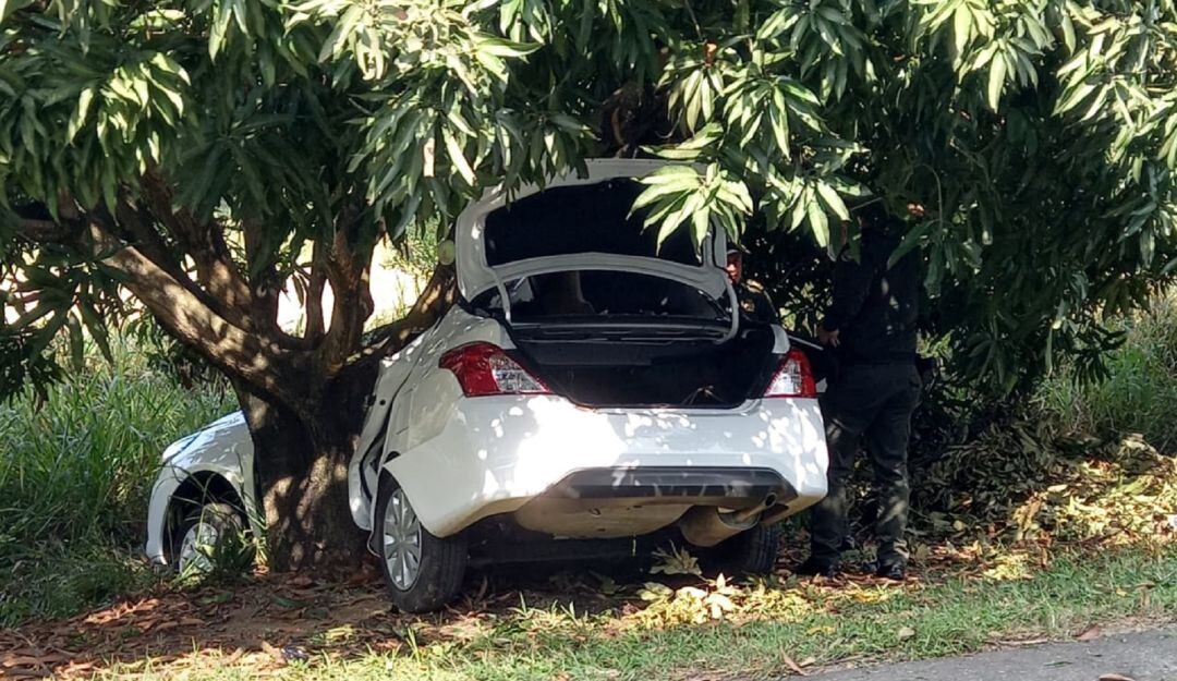 En el carro se movilizaban tres personas.