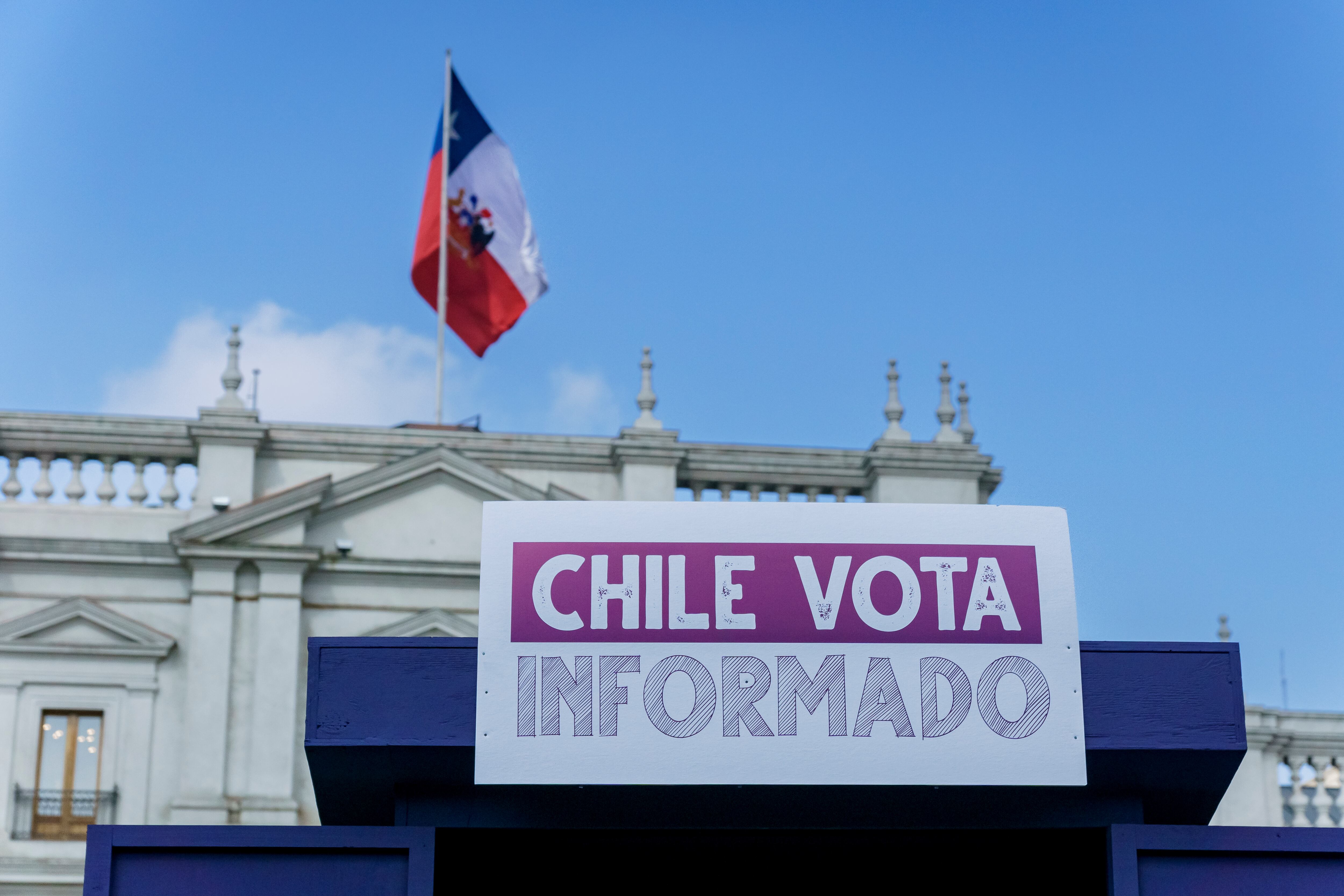 Cartel de 'Chile Vota Informado' en la Plaza de la Constitución fuera del Palacio de la Moneda, donde se entregaron copias de la nueva Constitución Política de la República de Chile. (Photo by Sebastián Vivallo Oñate/Agencia Makro/Getty Images)