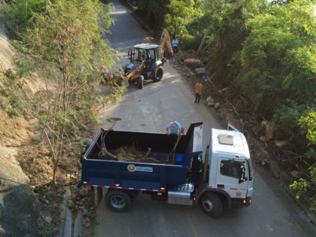 Activan maquinaria tras derrumbe en la vía San Vicente de Chucurí dejo un muerto y menor herido