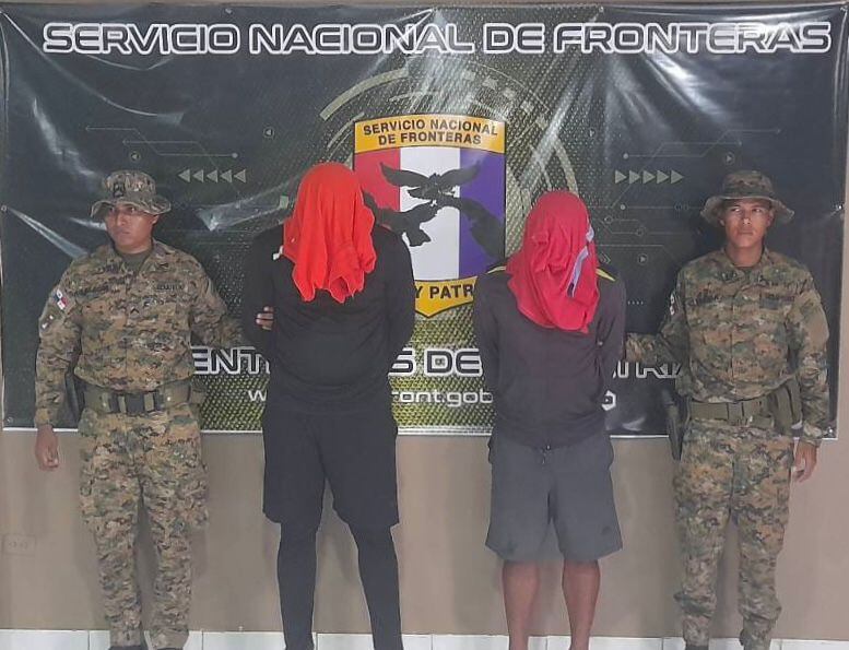 Autoridades panameñas arrestaron a 4 “coyotes” colombianos que transportaban a 74 migrantes.