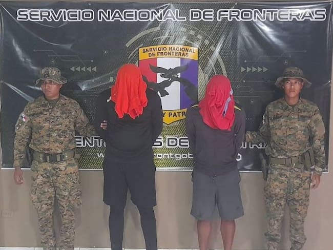 Autoridades panameñas arrestaron a 4 “coyotes” colombianos que transportaban a 74 migrantes.