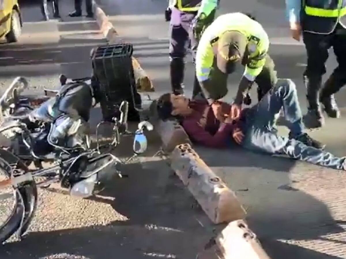 Agreden a agentes de tránsito por inmovilizar moto