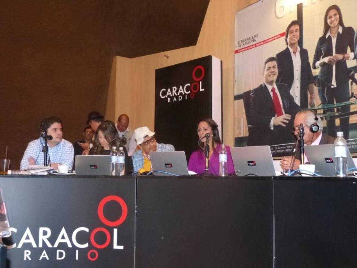 Darío Arizmendi y su equipo desde la ciudad más innovadora del mundo, mostrando lo mejor de Antioquia y sus gentes. Foto: Caracol Radio.