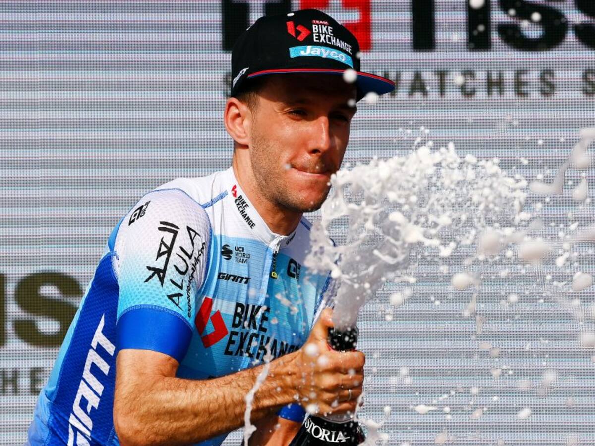 Simon Yates se queda con la Etapa 2 del Giro: van der Poel sigue líder