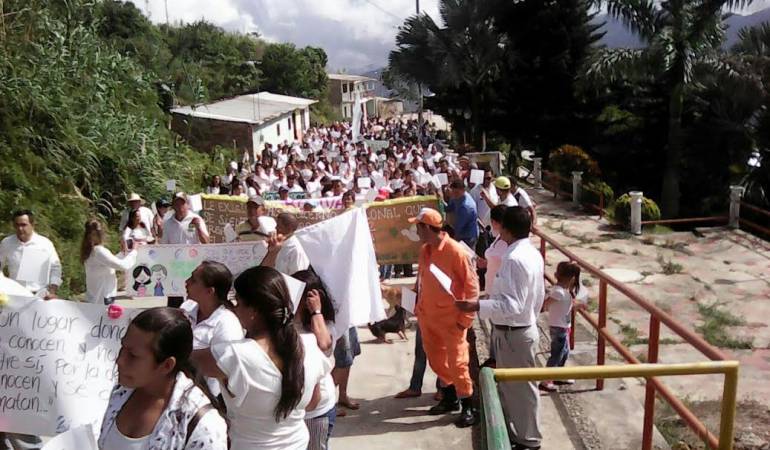 Con elementos blancos y pancartas los habitantes de San Calixto marcharon por la población.