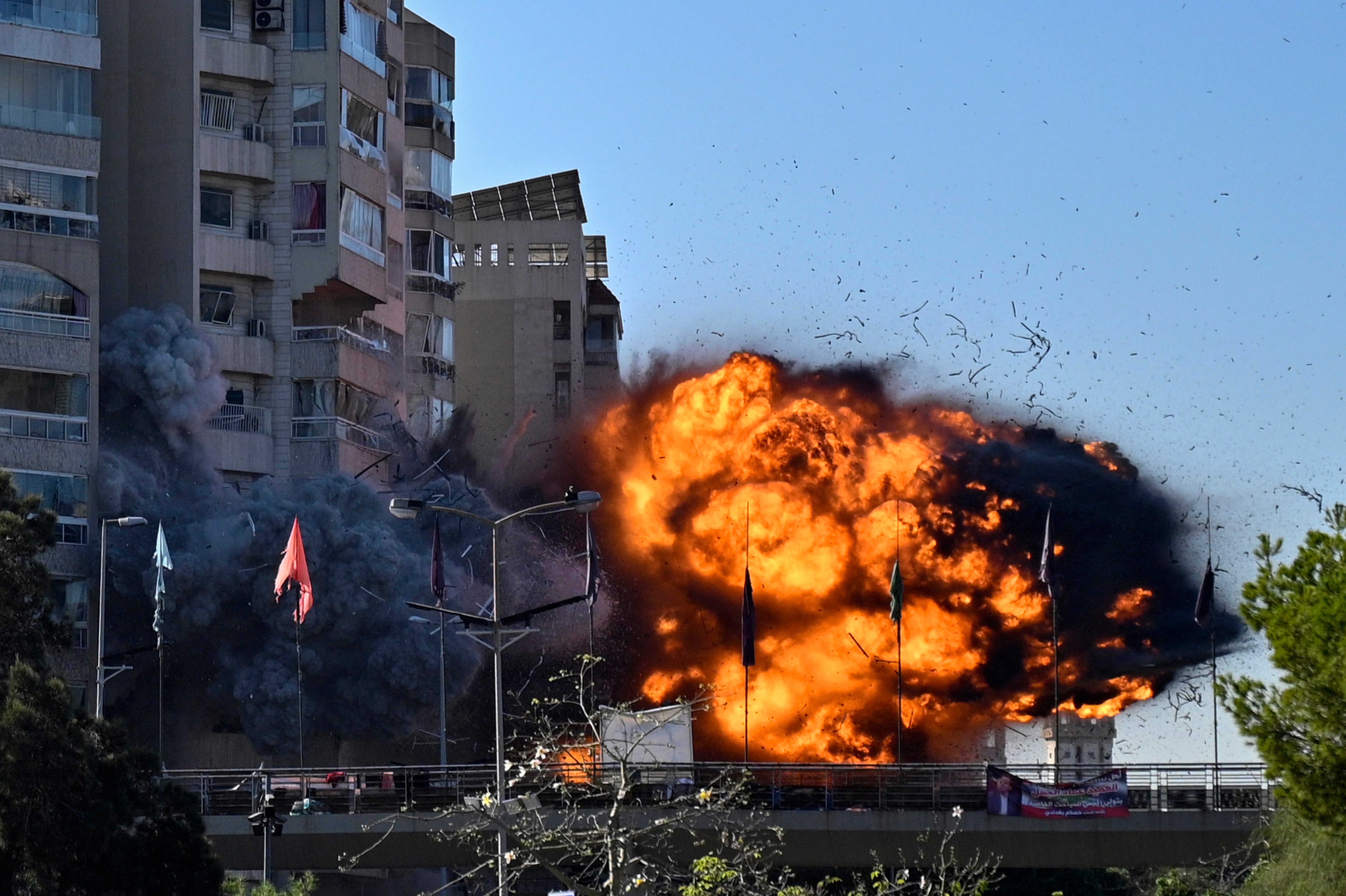 -FOTODELDÍA- Beirut, 15 nov (EFE).- El Ejército israelí bombardeó este viernes el sur de Beirut, un bastión del grupo chií libanés Hizbulá conocido como el Dahye, después de ordenar a los residentes evacuar la zona y entre una oleada de ataques en el Líbano que han dejado al menos 43 muertos en las últimas horas. EFE/ Wael Hamzeh