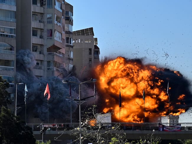 -FOTODELDÍA- Beirut, 15 nov (EFE).- El Ejército israelí bombardeó este viernes el sur de Beirut, un bastión del grupo chií libanés Hizbulá conocido como el Dahye, después de ordenar a los residentes evacuar la zona y entre una oleada de ataques en el Líbano que han dejado al menos 43 muertos en las últimas horas. EFE/ Wael Hamzeh