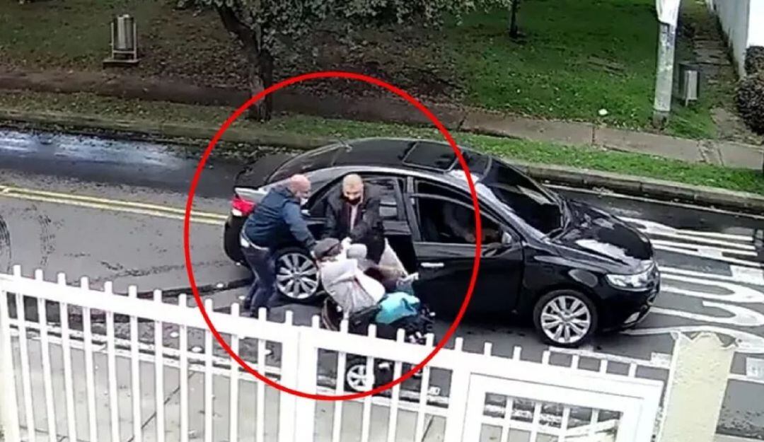 (VIDEO) Nadie se salva: Hombre en silla de ruedas en Bogotá