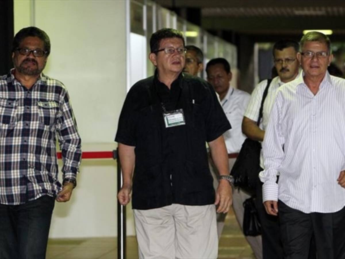 Comunidad Internacional debe exigir cese unilateral a las Farc: Uribe