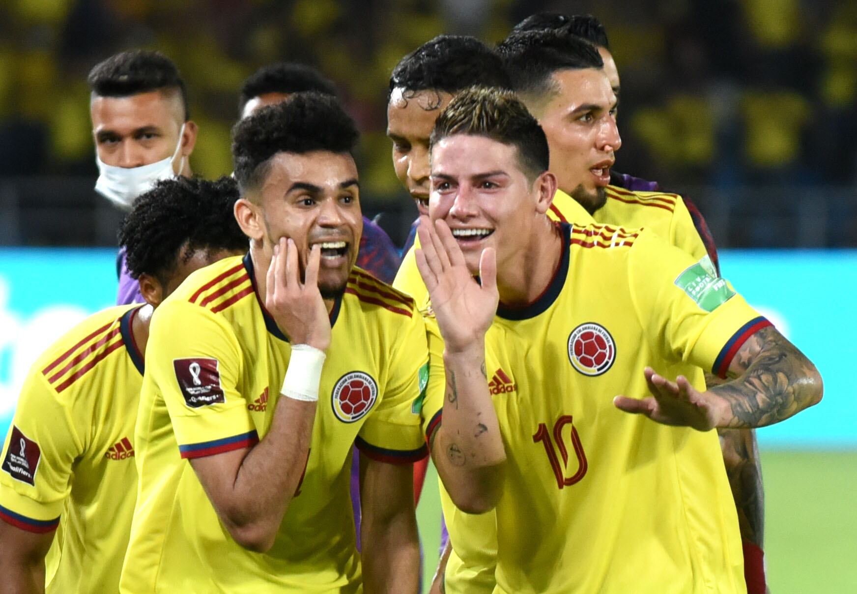 Luis Díaz y James Rodríguez celebrando en la Selección Colombia. Foto: FCF