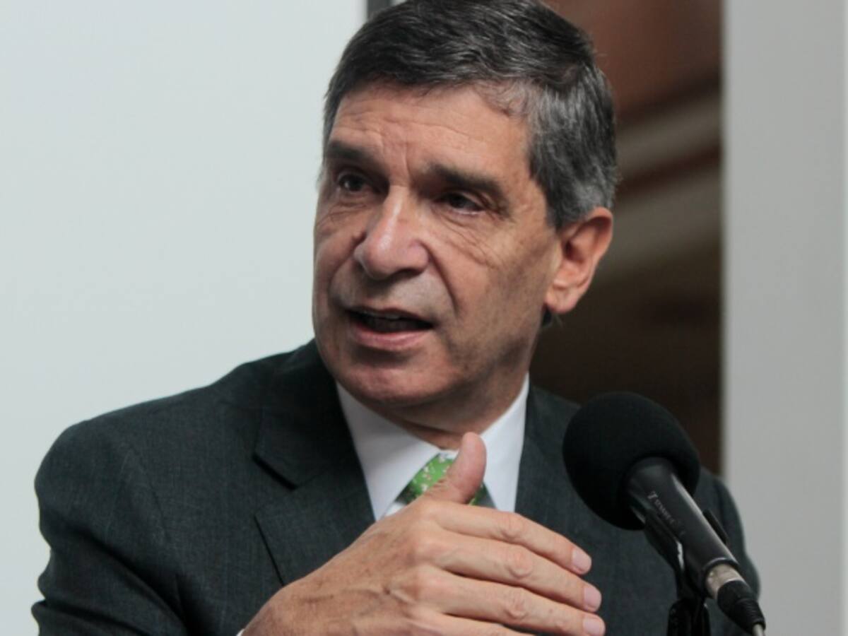 "La Corte Constitucional fue la que determinó suspender la fumigación": Pardo a Vargas Lleras