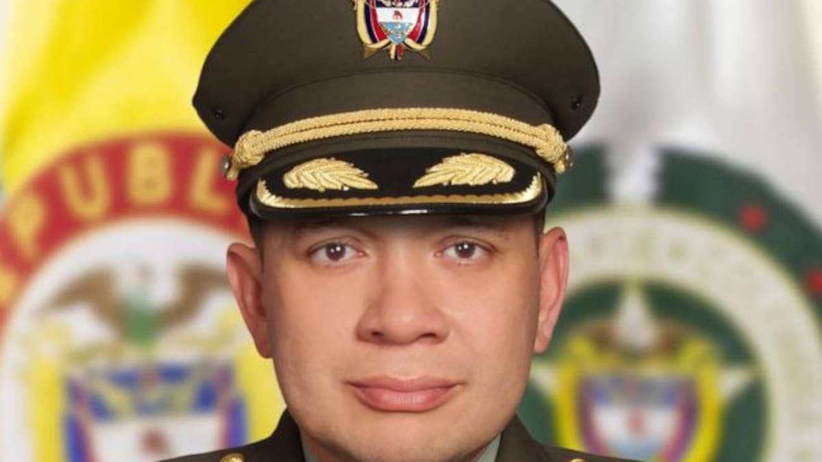 Coronel Carlos Feria llega a la Escuela de Protección mientras se define su futuro en la Policía