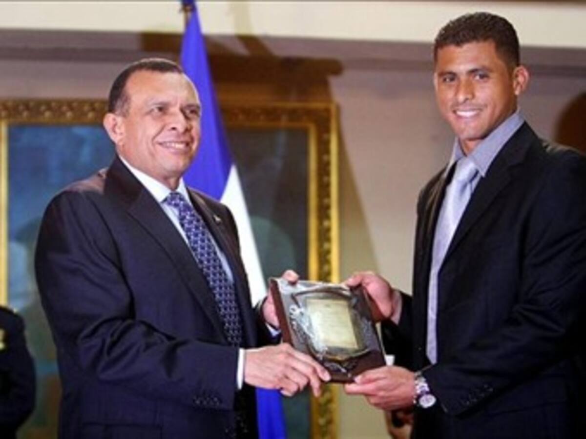 Honduras, sin Reynaldo Rueda, recibió homenaje del presidente Porfirio Lobo