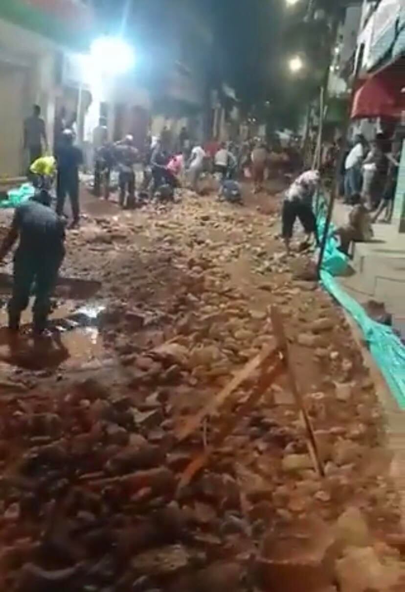 Los habitantes excavaron la calles durante cuatro días en Zaragoza, Antioquia. Cortesía: Denuncias Antioquia.