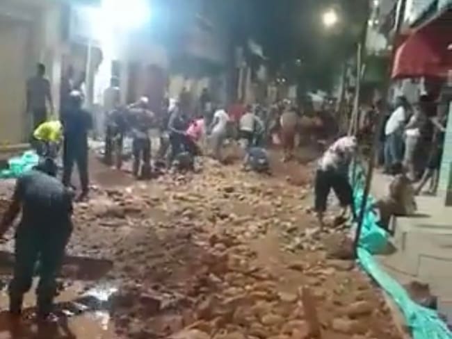 Los habitantes excavaron la calles durante cuatro días en Zaragoza, Antioquia. Cortesía: Denuncias Antioquia.