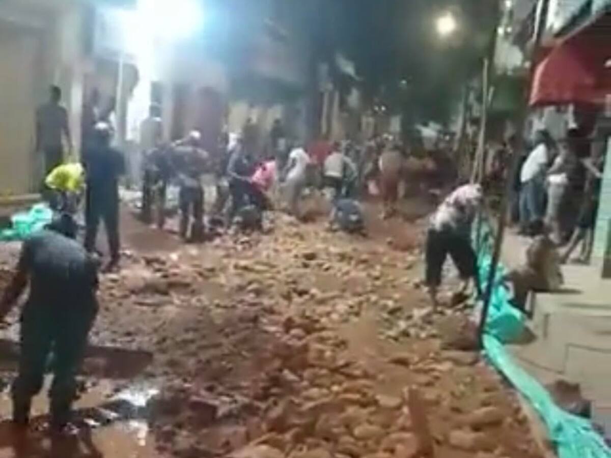 Con picos y palas, habitantes de Zaragoza destruyeron una calle para encontrar oro