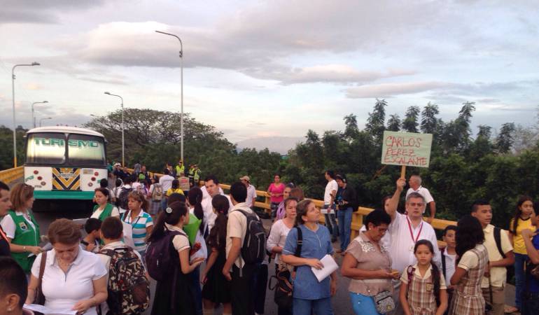 Estudiantes esperando corredor humanitario en la frontera en Cúcuta.