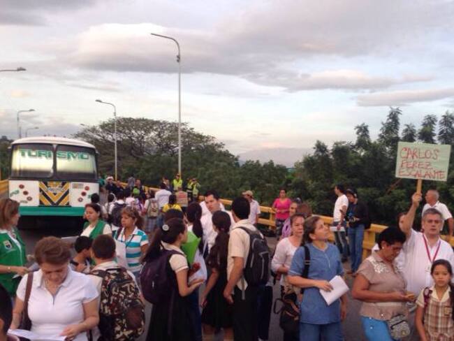 Estudiantes esperando corredor humanitario en la frontera en Cúcuta.