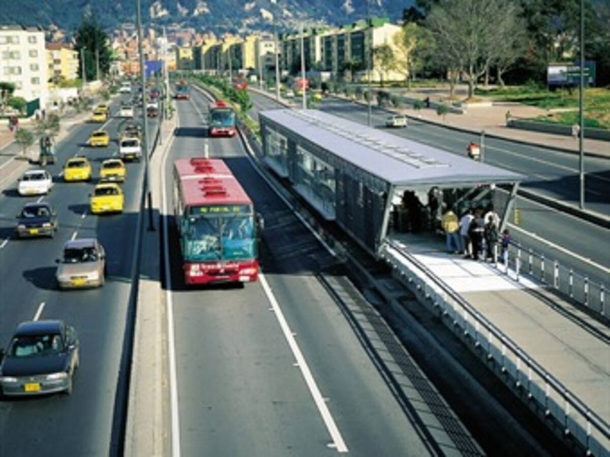 Uribe anuncia 400 mil millones para Transmilenio de Soacha